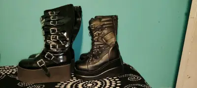 Botas negras con plataforma y hebillas - miniatura 1