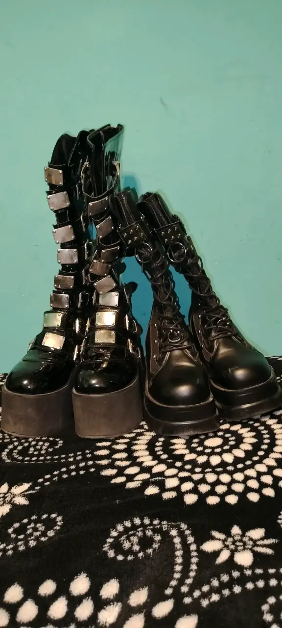 Botas negras con plataforma y hebillas - 2