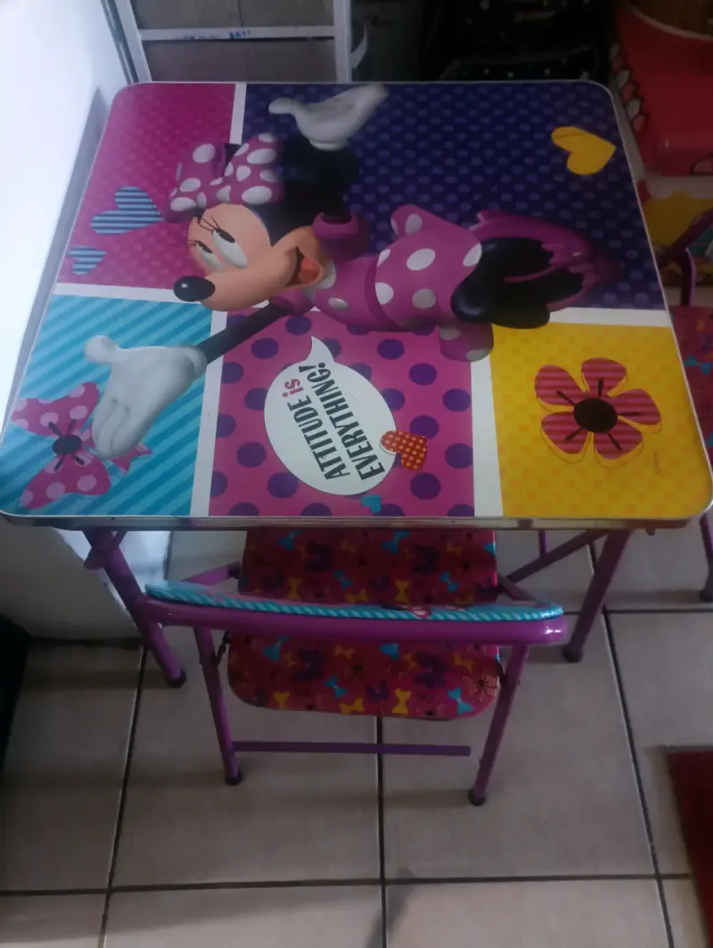 Mesa infantil Minnie Mouse con sillas - 1