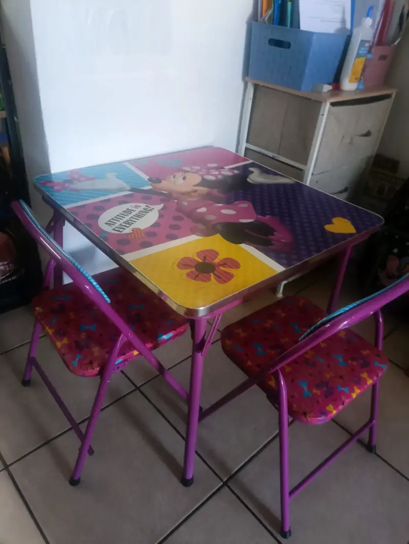 Mesa infantil Minnie Mouse con sillas - 3
