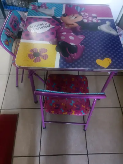 Mesa infantil Minnie Mouse con sillas - miniatura 4