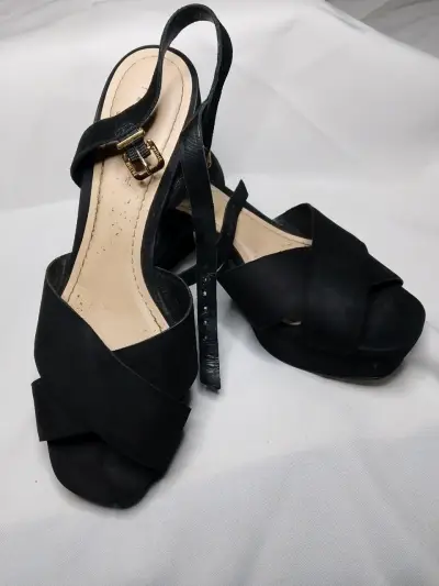 Sandalias negras de tacón con correa - miniatura 1