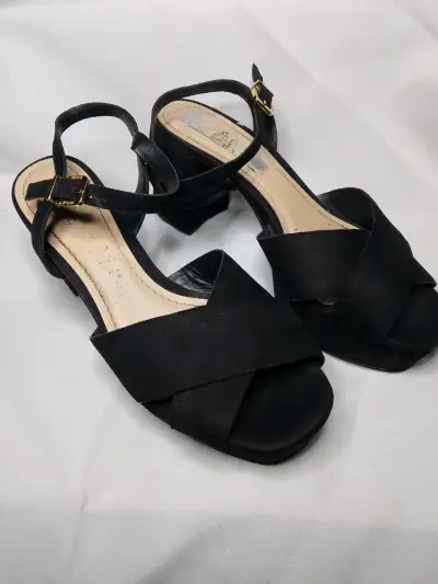 Sandalias negras de tacón con correa - miniatura 2
