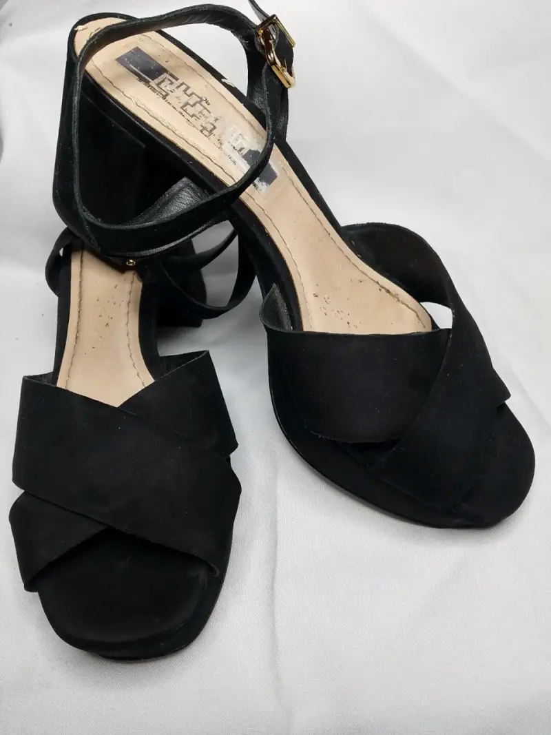 Sandalias negras de tacón con correa - 3