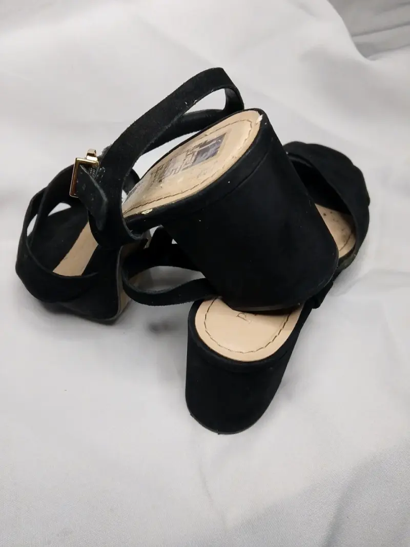 Sandalias negras de tacón con correa - 4
