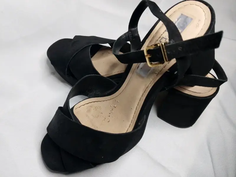 Sandalias negras de tacón con correa - 5