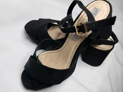 Sandalias negras de tacón con correa - miniatura 5
