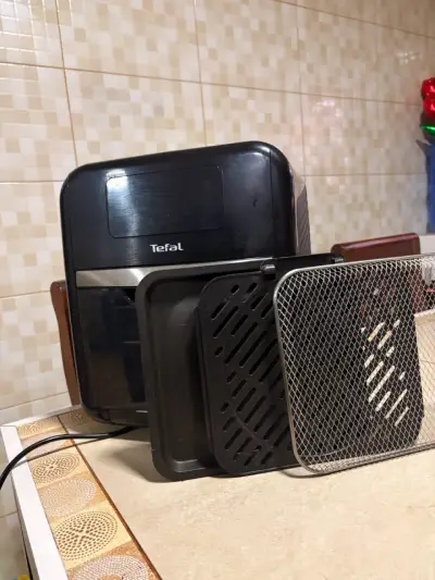 Freidora de Aire Tefal Negra con Accesorios - miniatura 3