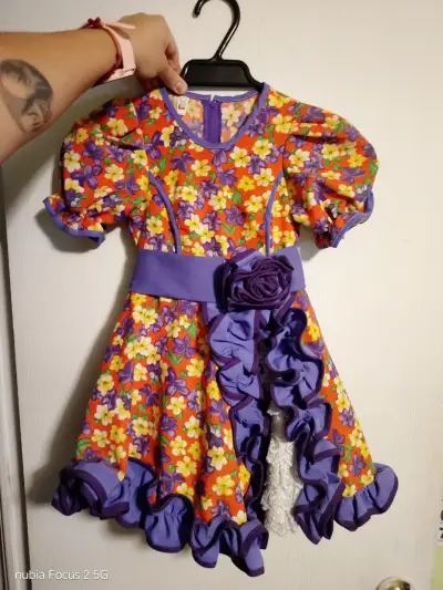 Vestido de niña floral con volantes y cinturón - miniatura 1