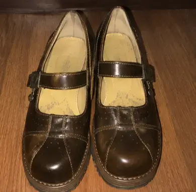 Zapatos de cuero marrón con tacón y hebilla - 1