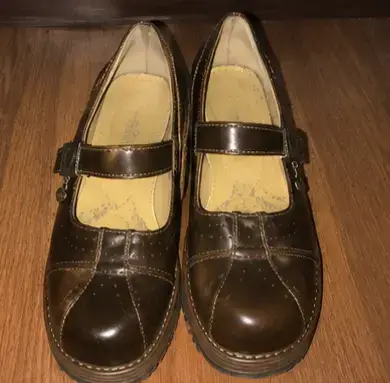 Zapatos de cuero marrón con tacón y hebilla - miniatura 1