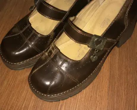 Zapatos de cuero marrón con tacón y hebilla - 2