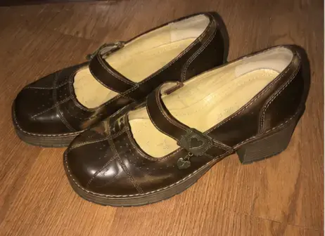 Zapatos de cuero marrón con tacón y hebilla - 3