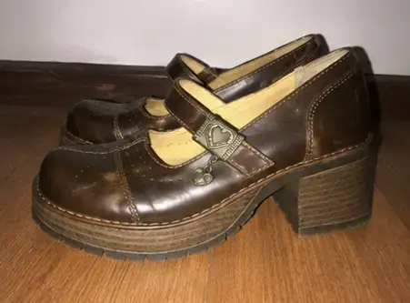 Zapatos de cuero marrón con tacón y hebilla - 4