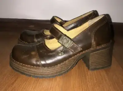 Zapatos de cuero marrón con tacón y hebilla - miniatura 4