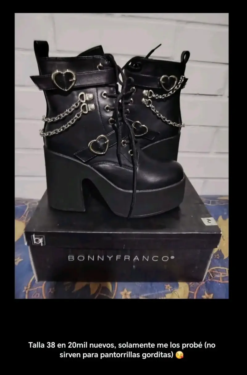 Botines negros con cadenas y corazones Bonnyfranco
