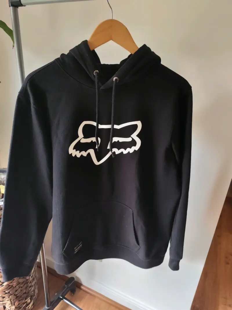 Polerón negro con capucha Fox
