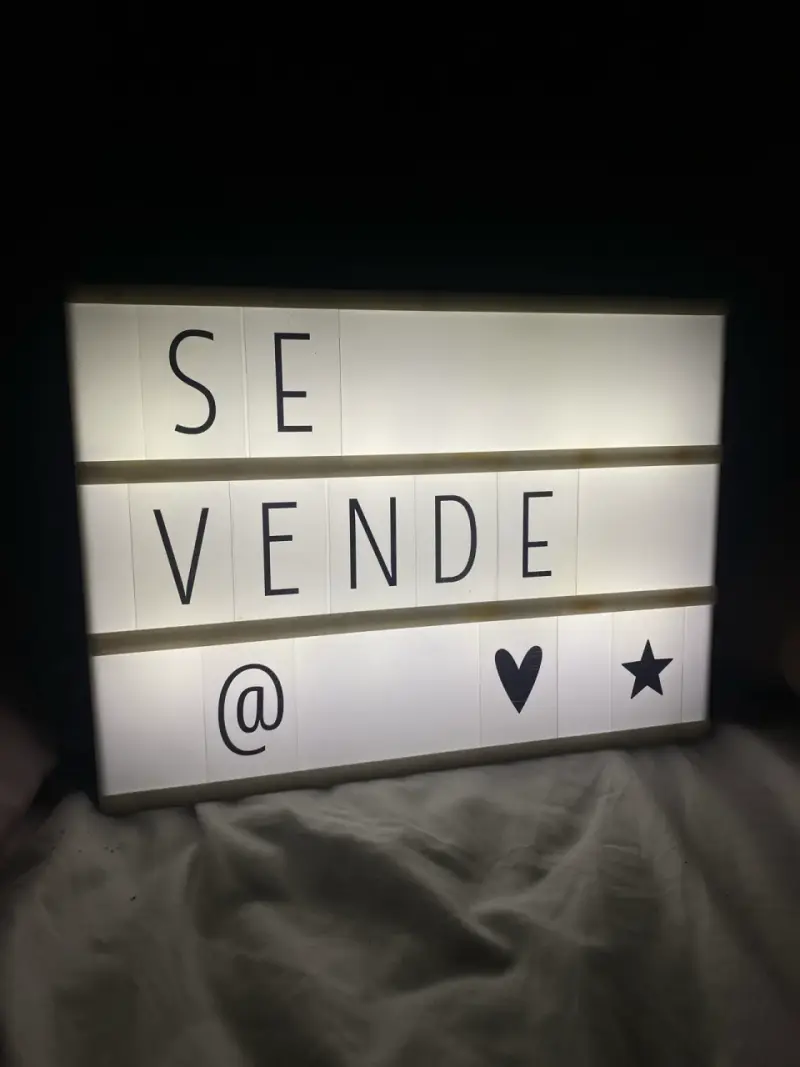 Caja de luz con 82 piezas de letras