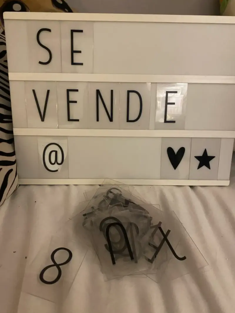 Caja de luz con 82 piezas de letras - 2