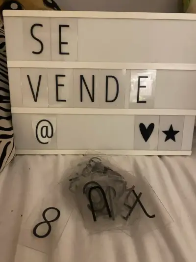 Caja de luz con 82 piezas de letras - miniatura 2