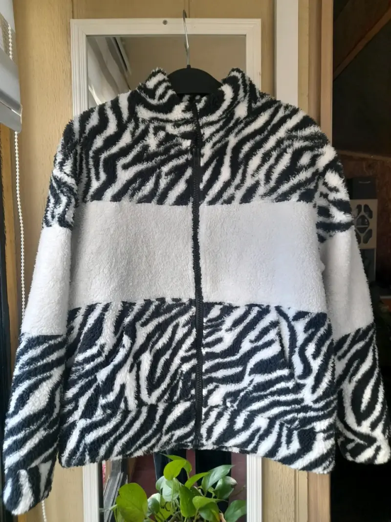 Chaqueta de felpa con diseño de cebra - 1