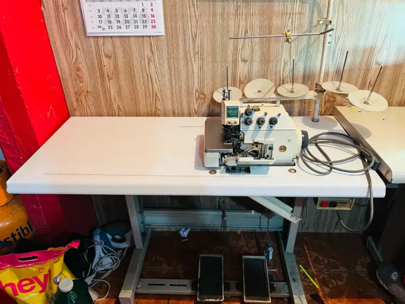 Máquina overlock industrial GNG A5 en buen estado