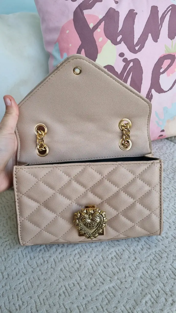 Cartera beige con cadena dorada y detalle decorativo - 2