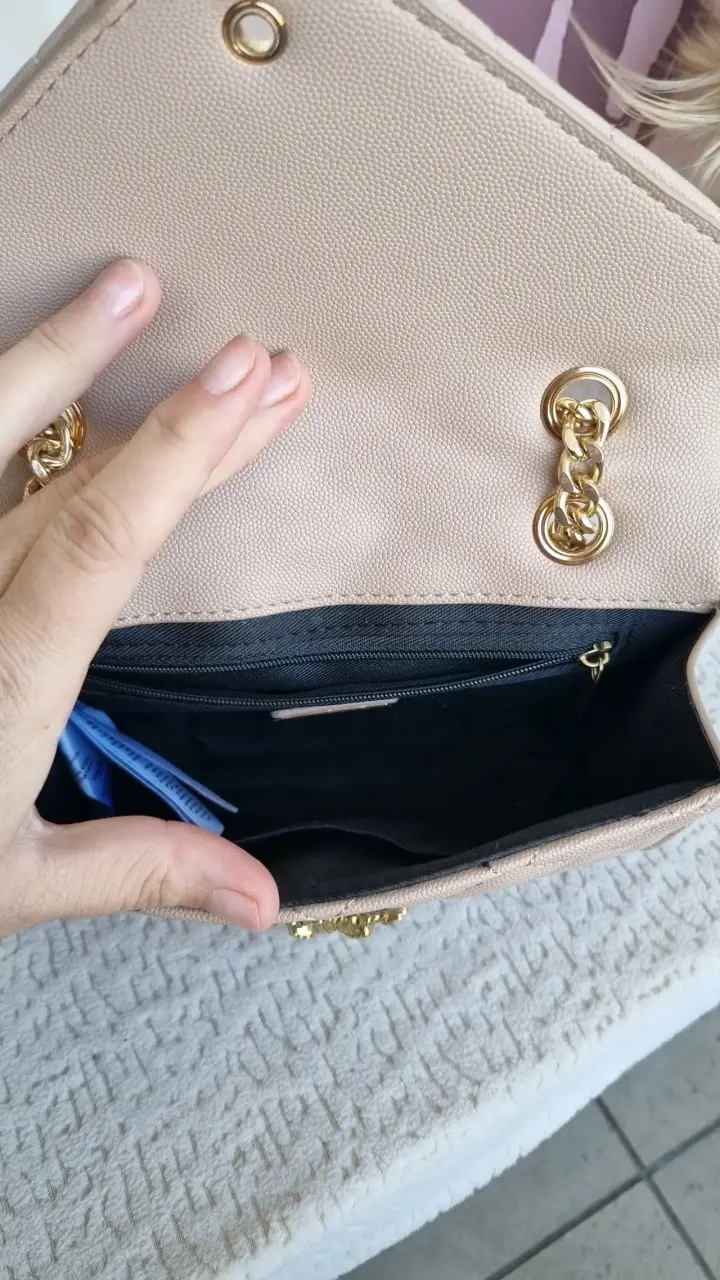 Cartera beige con cadena dorada y detalle decorativo - 3