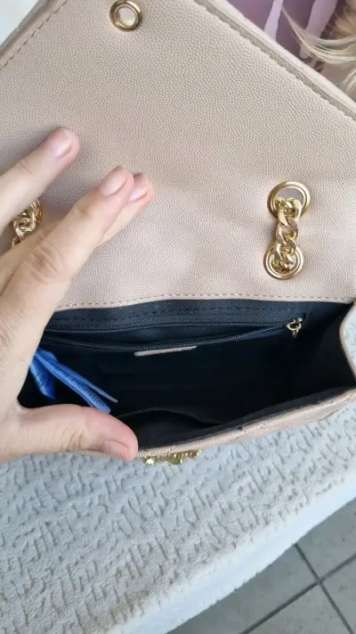 Cartera beige con cadena dorada y detalle decorativo - miniatura 3
