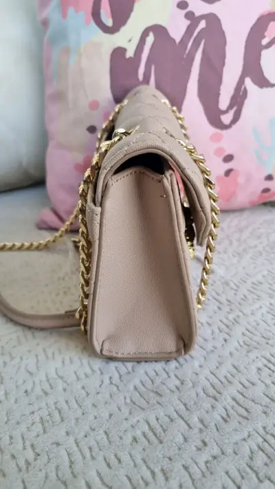 Cartera beige con cadena dorada y detalle decorativo - miniatura 4