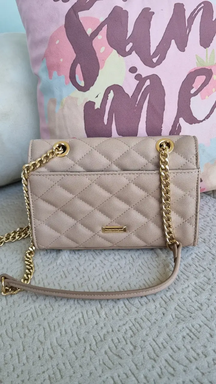 Cartera beige con cadena dorada y detalle decorativo - 5