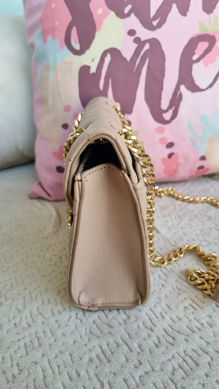Cartera beige con cadena dorada y detalle decorativo - 6