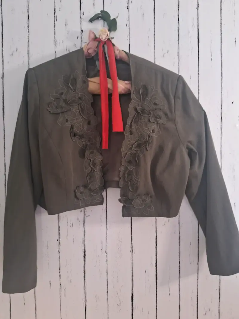 Chaqueta corta verde con bordado floral