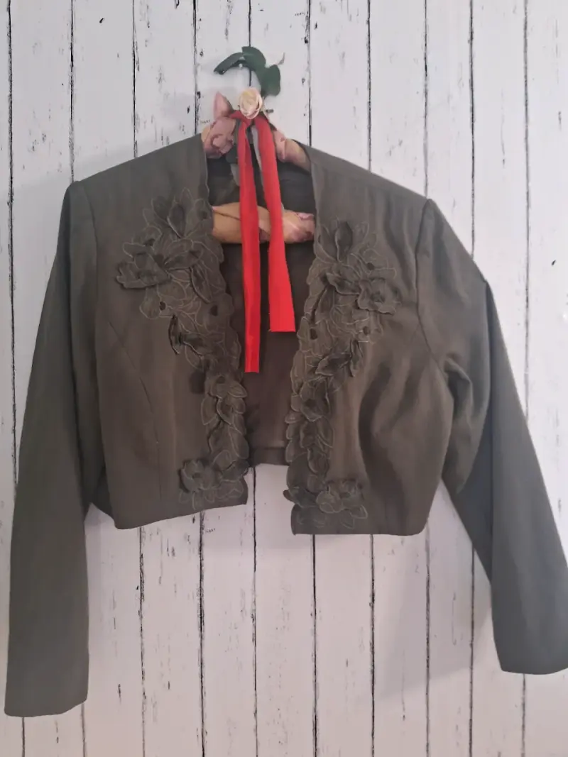 Chaqueta corta verde con bordado floral - 2
