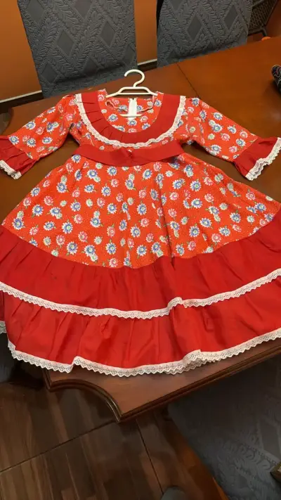 Vestido de huasita rojo con flores y encaje - miniatura 1