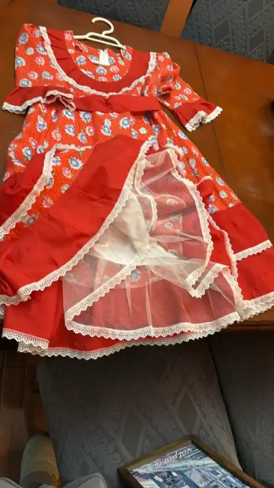 Vestido de huasita rojo con flores y encaje - miniatura 3