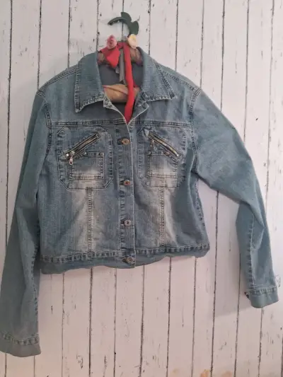 Chaqueta de mezclilla azul claro para mujer - miniatura 2