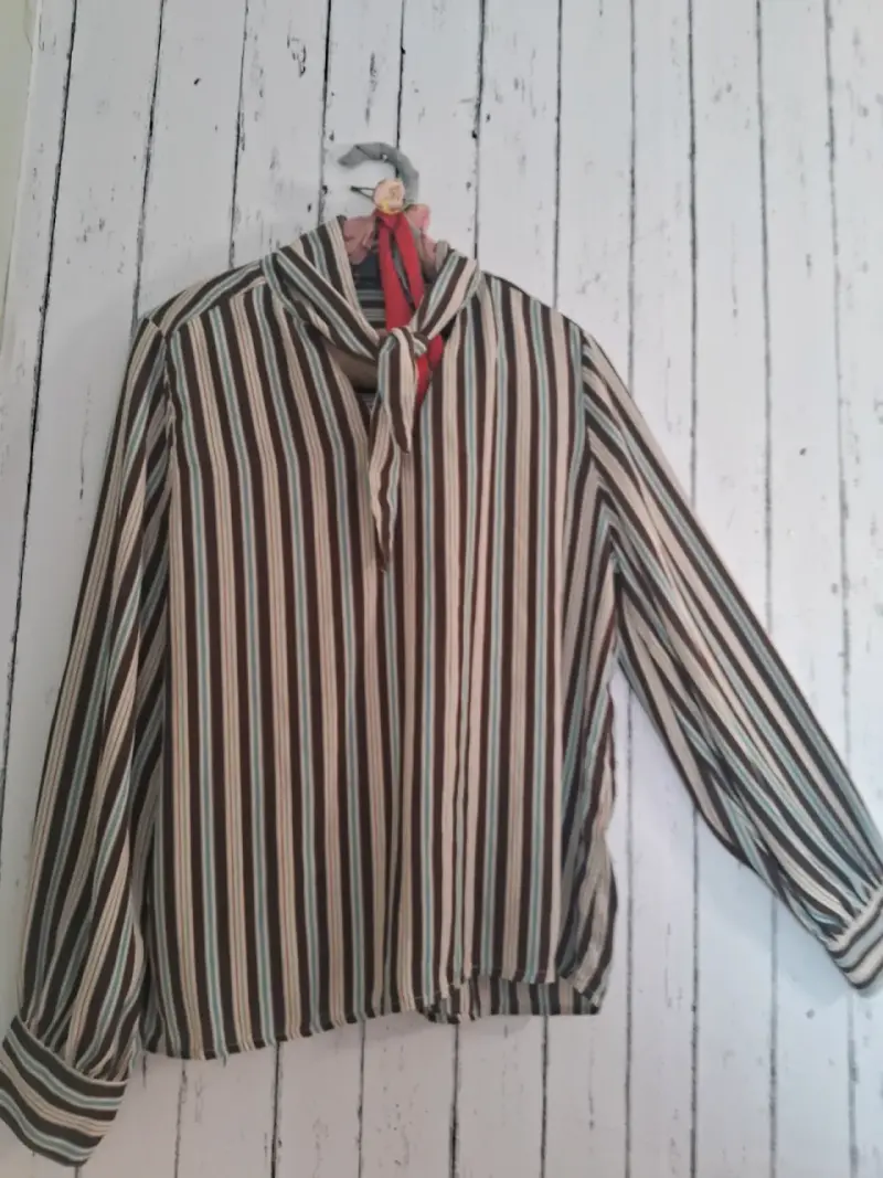 Blusa de rayas con lazo en el cuello