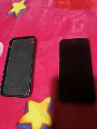 iPhone SE 3RA GENERACION con carcasa negra en buen - miniatura 1