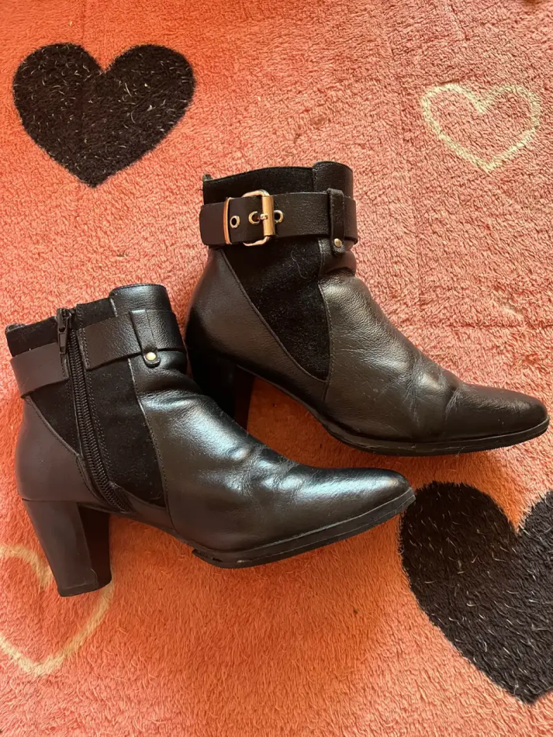 Botines de cuero negro con hebilla