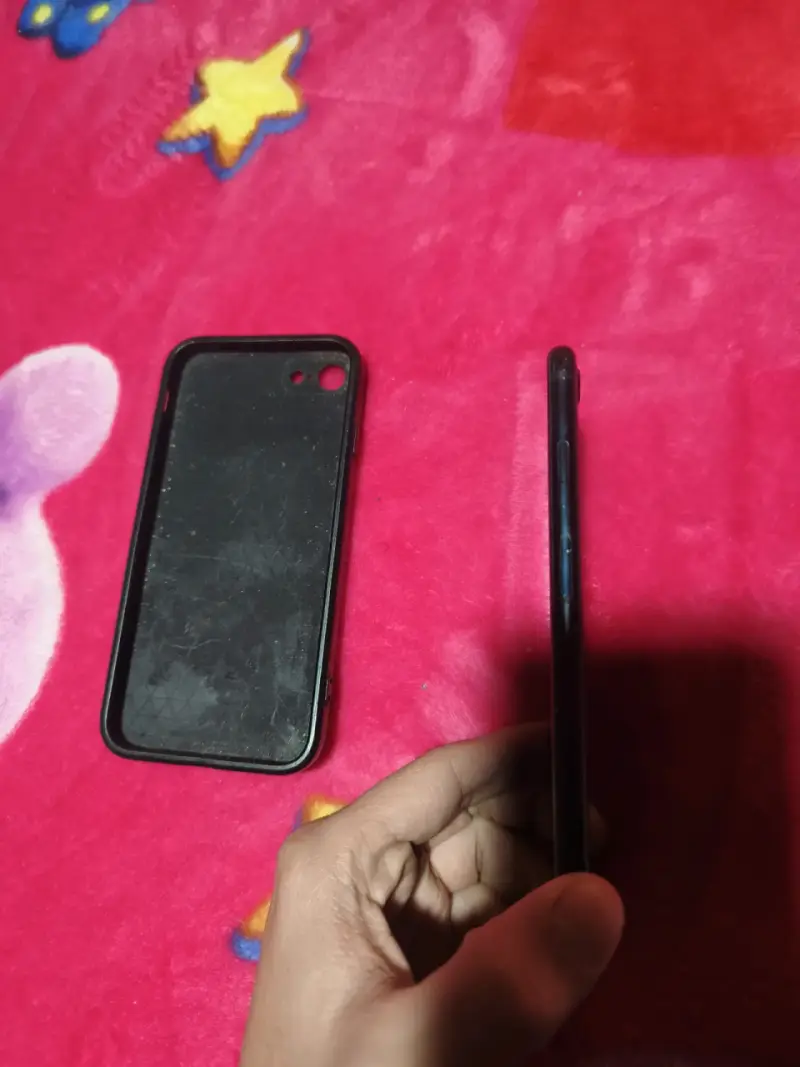 iPhone SE 3RA GENERACION con carcasa negra en buen - 2