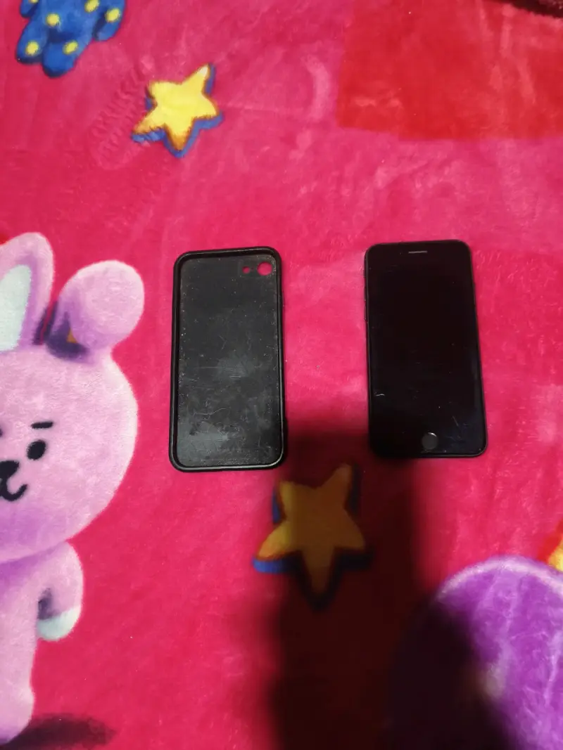 iPhone SE 3RA GENERACION con carcasa negra en buen - 3