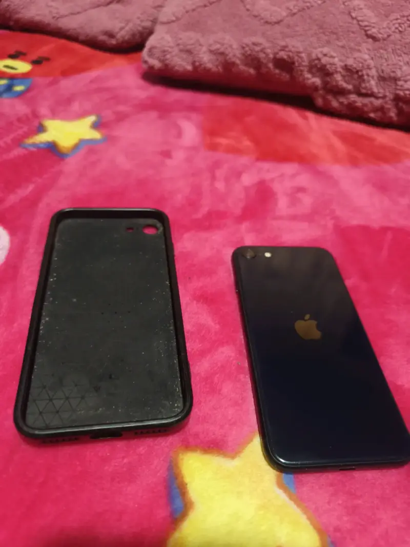 iPhone SE 3RA GENERACION con carcasa negra en buen - 4