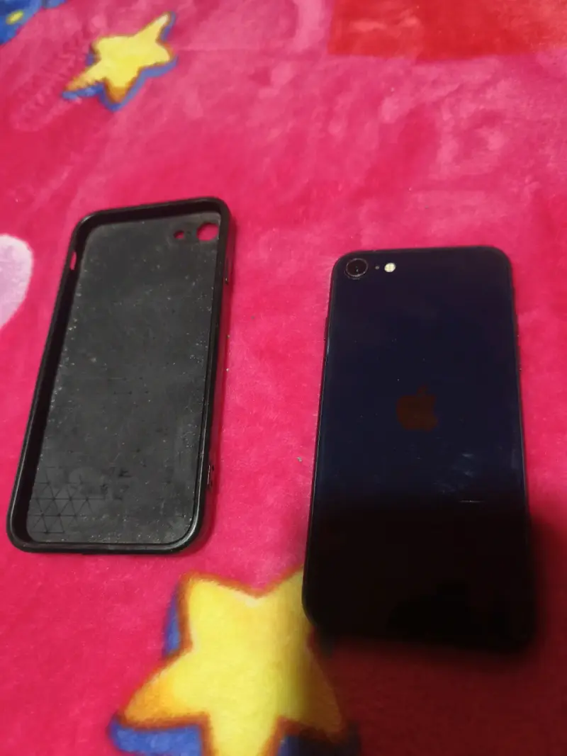 iPhone SE 3RA GENERACION con carcasa negra en buen - 5