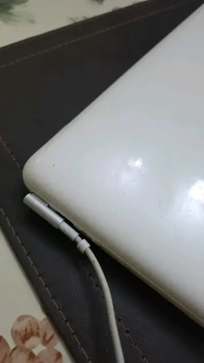MacBook blanco 2009 para reparar - miniatura 4