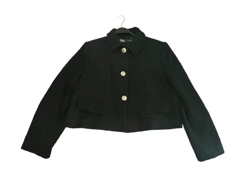 Chaqueta corta negra con botones dorados Zara