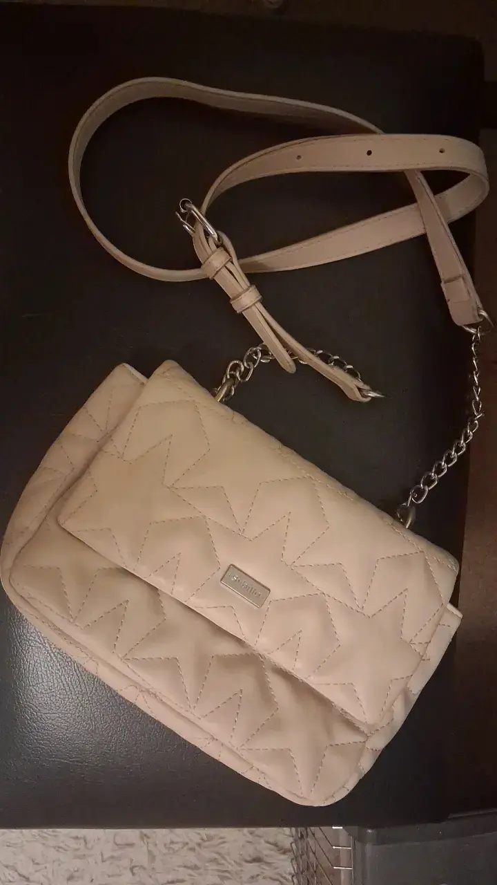 Cartera beige con diseño de estrellas y cadena