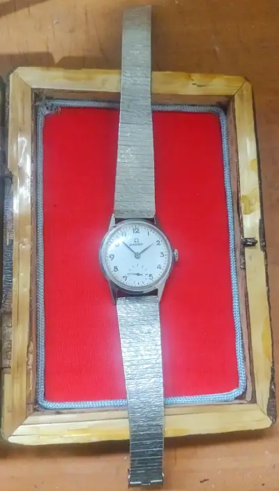 Reloj de pulsera vintage Omega en caja - miniatura 1