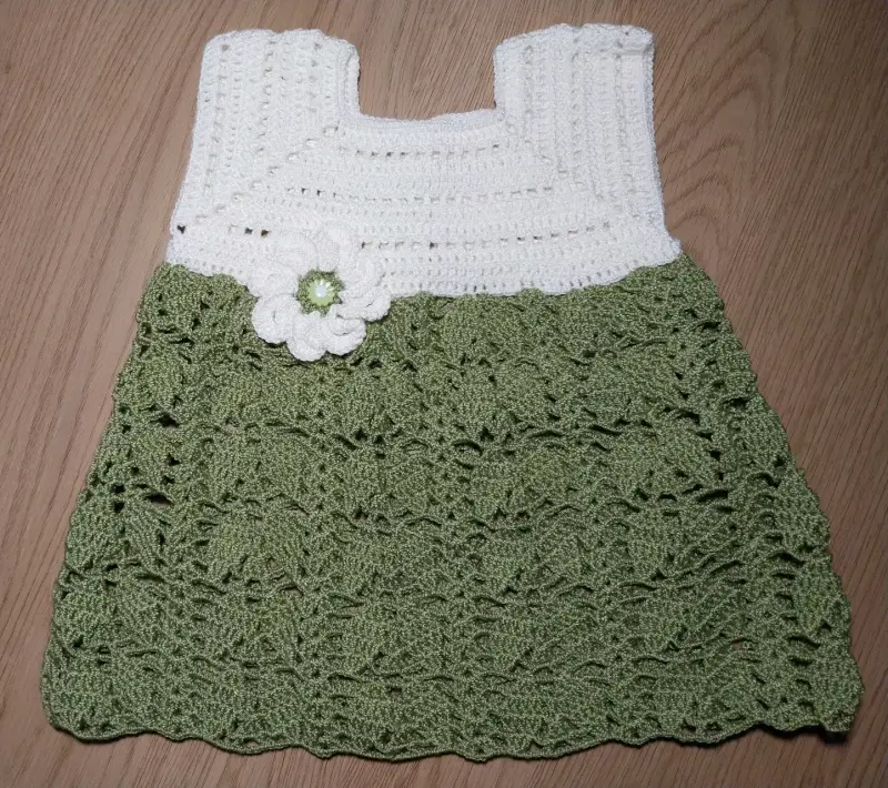 Vestido tejido a crochet para bebé en verde y blanco