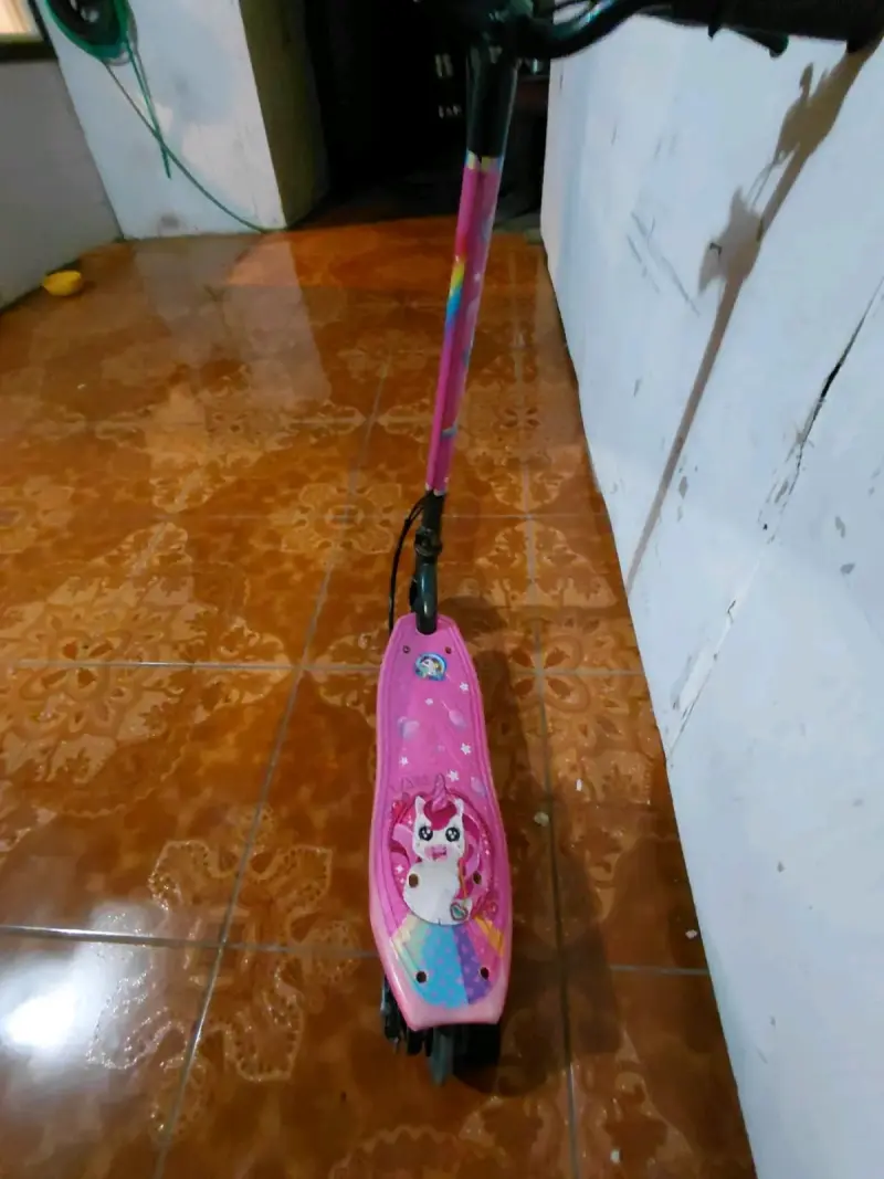 Scooter eléctrico infantil rosa con diseño de unicornio - 2